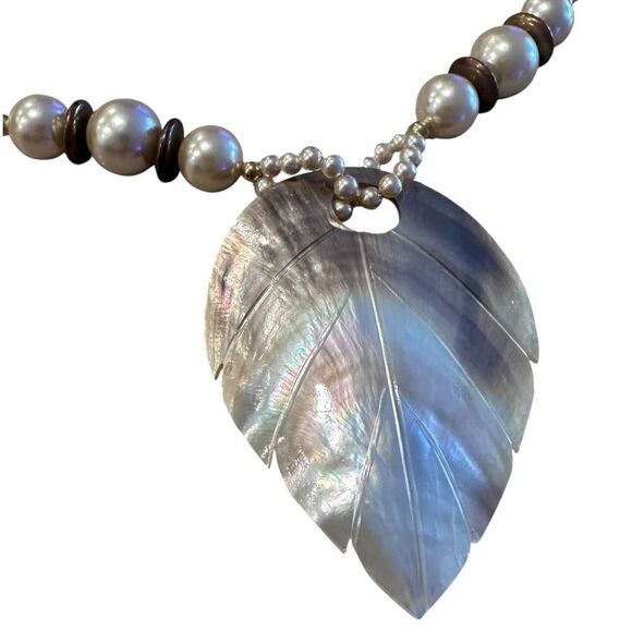 Vintage Mother of Pearl Leaf Pendant Necklace-Beaded - Picture 8 of 10